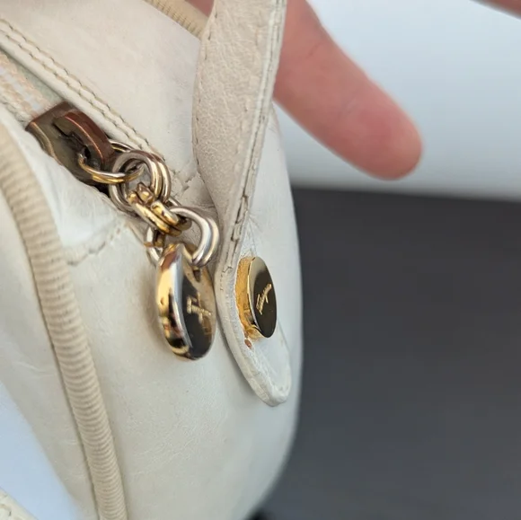 Salvatore Ferragamo Vintage Vara Ribbon Leather Camera Bag Ivory Crossbody - Picture 8 of 14